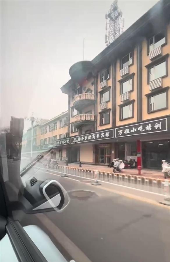 沧州一街道黑底白字招牌被吐槽（网络截图）