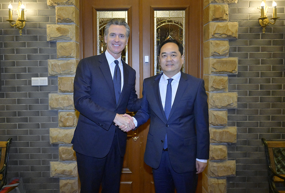 2023年10月25日,杨万明会长会见了应中国人民对外友好协会邀请访华的美国加利福尼亚州州长纽森。