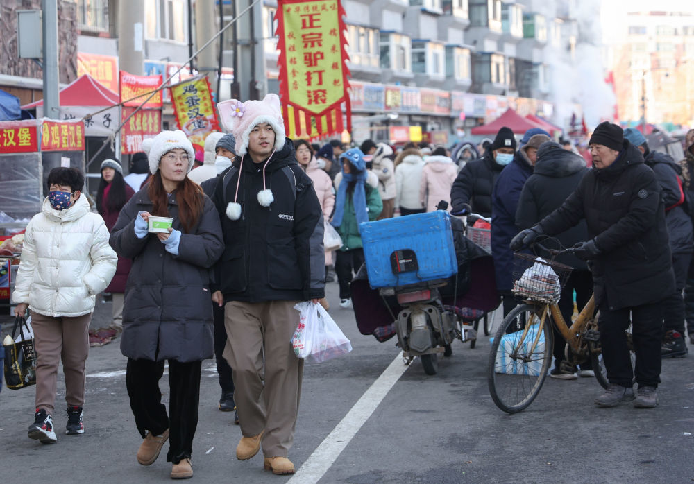 2024年1月12日,人们在辽宁沈阳小河沿早市休闲游玩。新华社记者 龙雷 摄