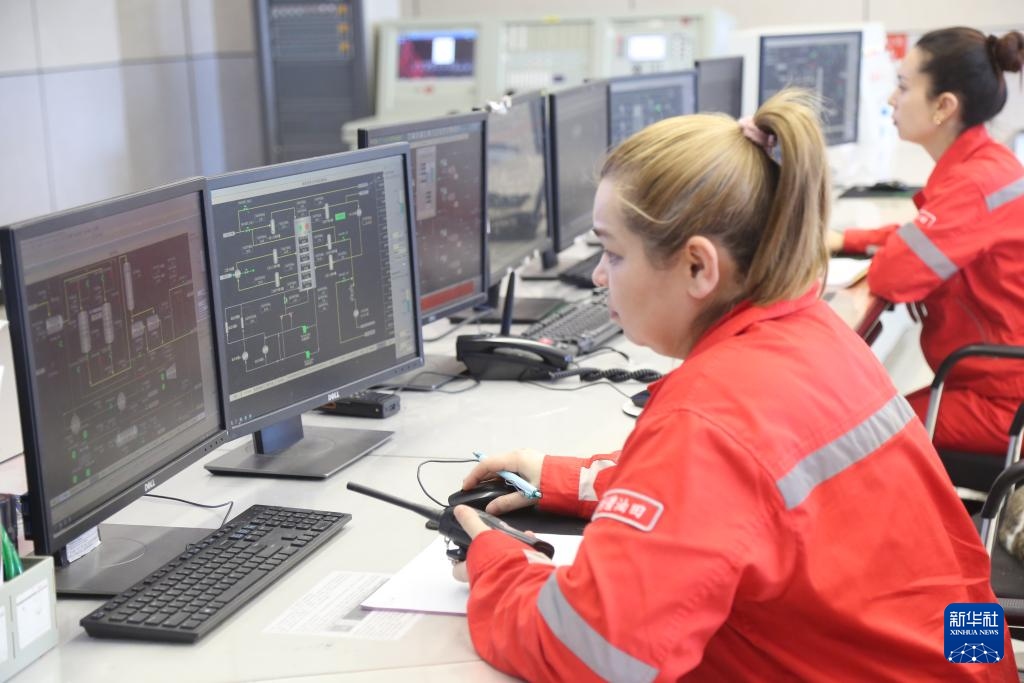 4月8日，中国石油新疆油田采油二厂中控室员在监控各项生产数据。新华社发（姚继东摄）