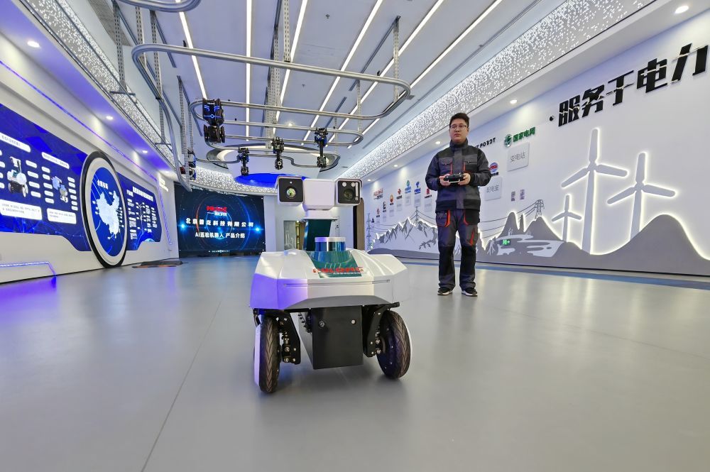 3月28日，在雄安科创中心中试基地，普龙科技有限公司工作人员在展示巡检机器人。新华社记者 杨世尧 摄