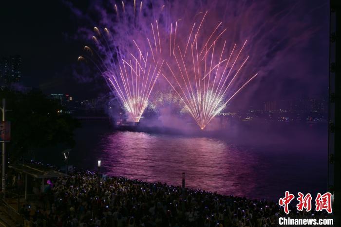 5月1日晚，香港首场定期海上烟火表演在尖东海滨举行。 中新社记者 陈永诺摄