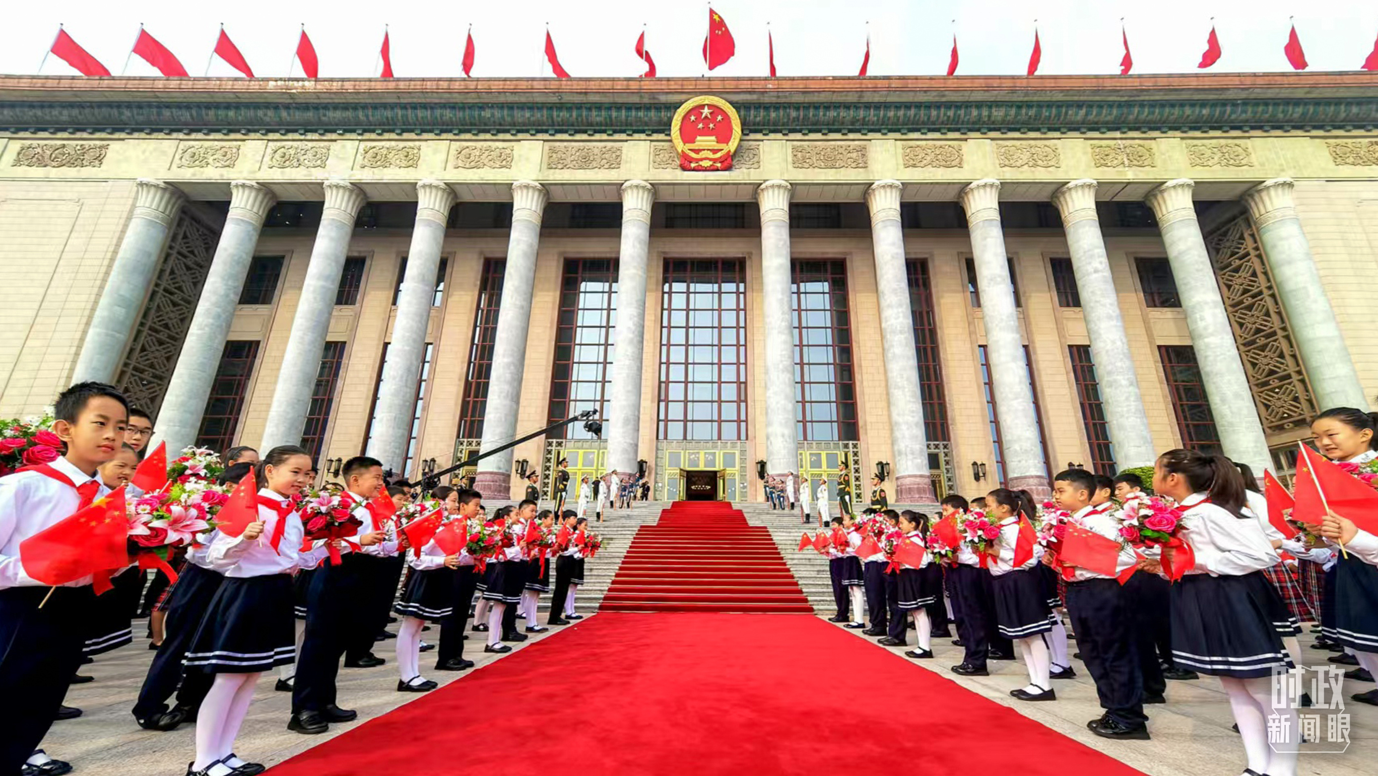 △9月29日，人民大会堂外红毯铺就，迎接英雄模范。（总台央视记者刘琦拍摄）