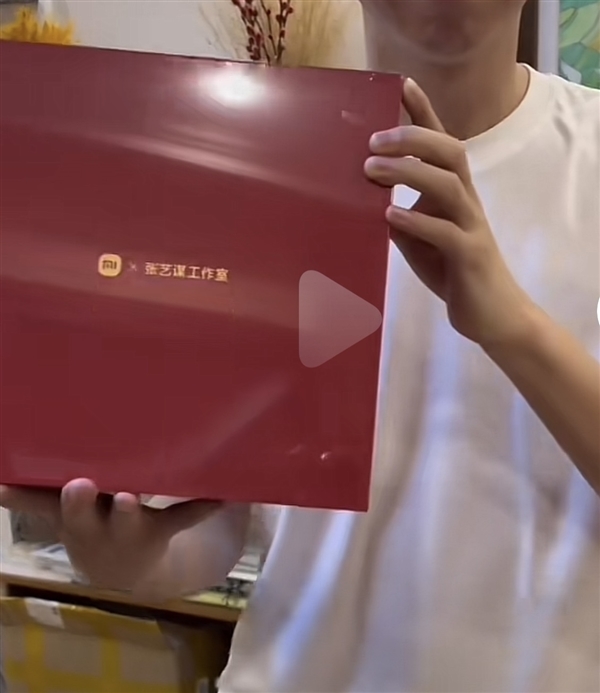 张艺谋送《第二十条》演员礼盒装小米14Pro 王化:电影里小米手机很多