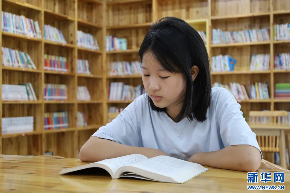 胡可心在颖江书院看书。新华网 王晓震 摄