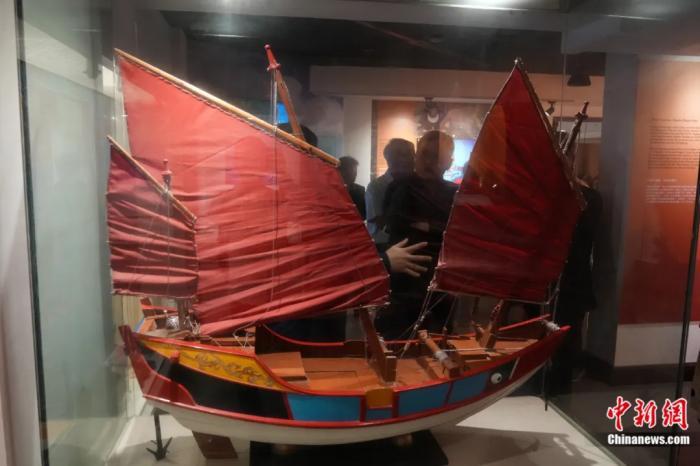 菲律宾菲华历史博物馆内展示的中菲贸易帆船模型。张兴龙 摄