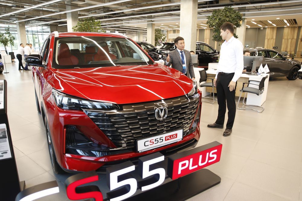 2024年6月24日，顾客在哈萨克斯坦阿斯塔纳了解中国品牌汽车。新华社发（奥斯帕诺夫摄）