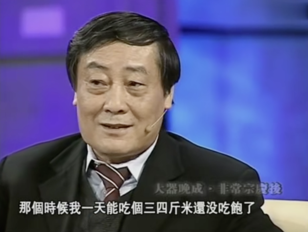 ▲在农场时吃不饱穿不暖