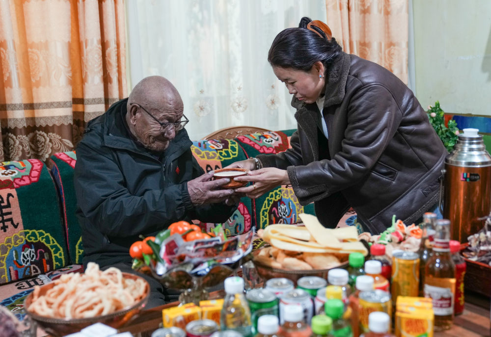 2024年3月14日，在位于嘎东社区的家中，儿媳普赤给益西桑珠（左）敬茶。新华社记者 晋美多吉 摄