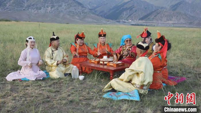 江姑积极参与非遗进校园,进社区,进乡村活动,将蒙古族短调带到更广泛