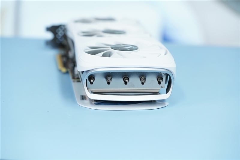 超静音的白色显卡!索泰RTX 4070 Ti SUPER TRINITY OC月白评测: 罕见高频率