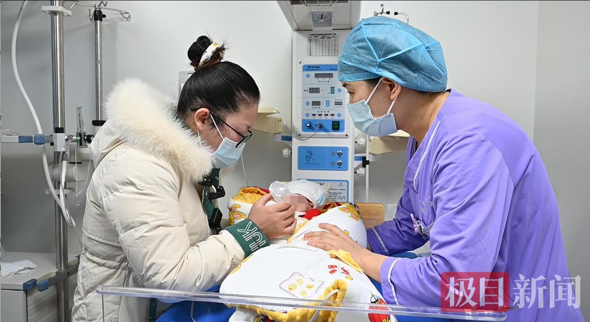 何女士亲手喂孩子吃奶