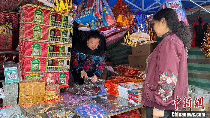 资料图：顾客在购买祭祀用品。　韦佳秀 摄