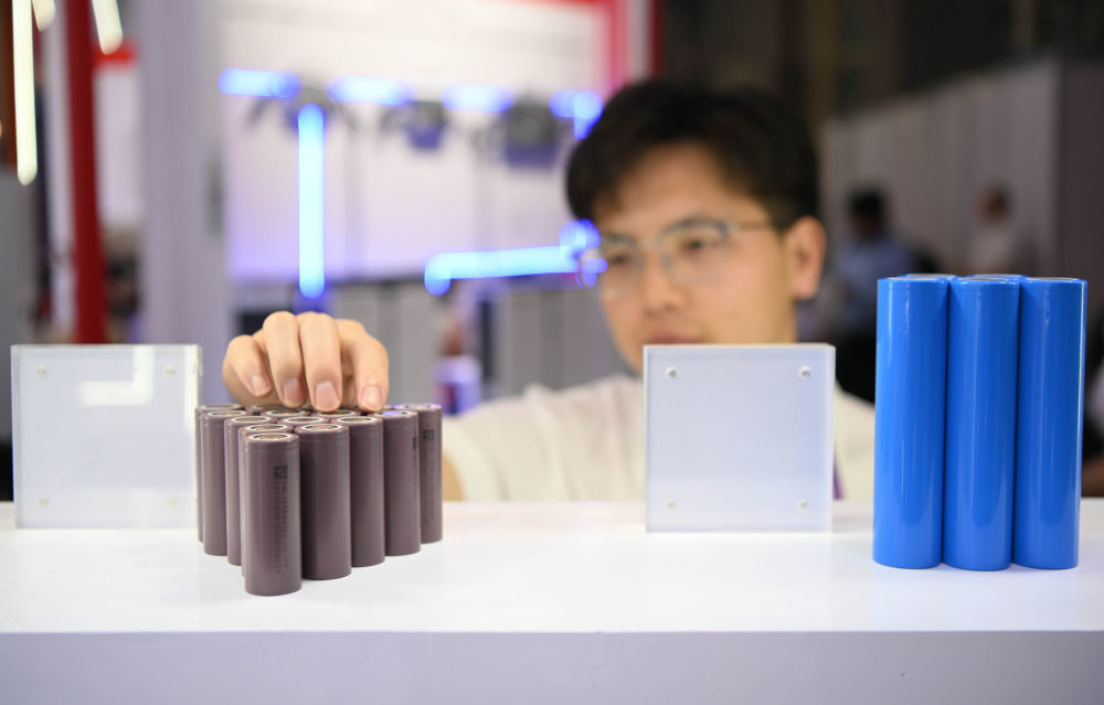 这是一家企业在第135届广交会上展出的锂电池产品（2024年4月15日摄）。新华社记者 邓华 摄