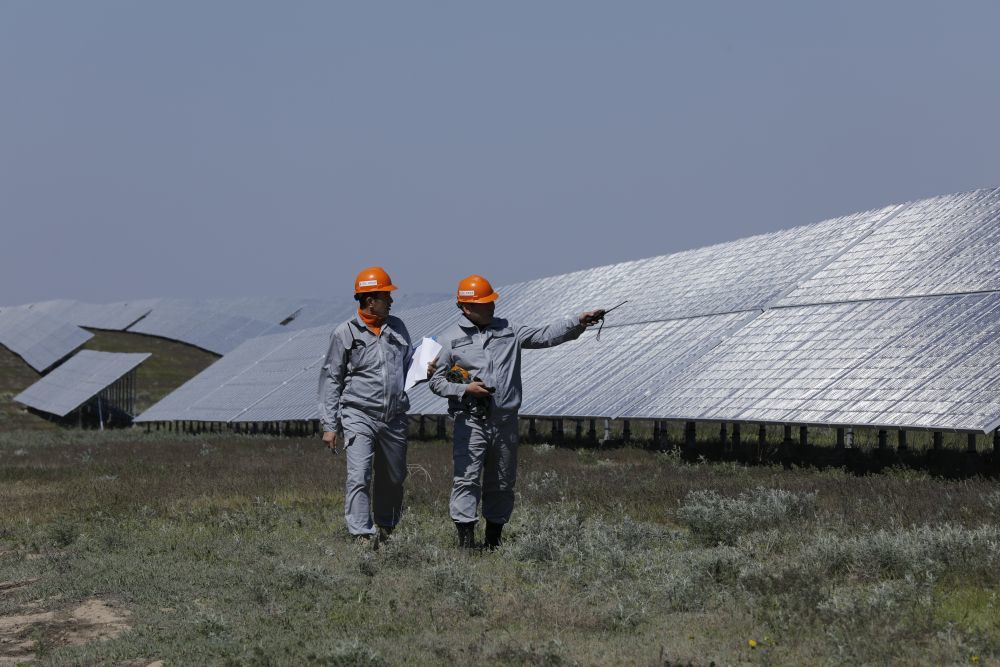 2023年5月4日，工作人员在哈萨克斯坦阿拉木图州卡普恰盖100兆瓦光伏电站巡检。新华社发（奥斯帕诺夫摄）