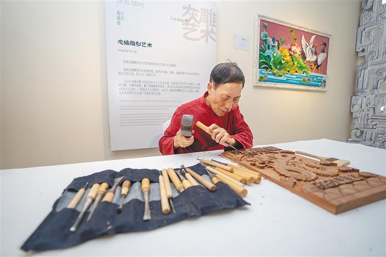 △2024年3月25日，在博鳌东屿岛文化公园海口城市展现场，非遗传承人展演龙塘雕刻艺术。