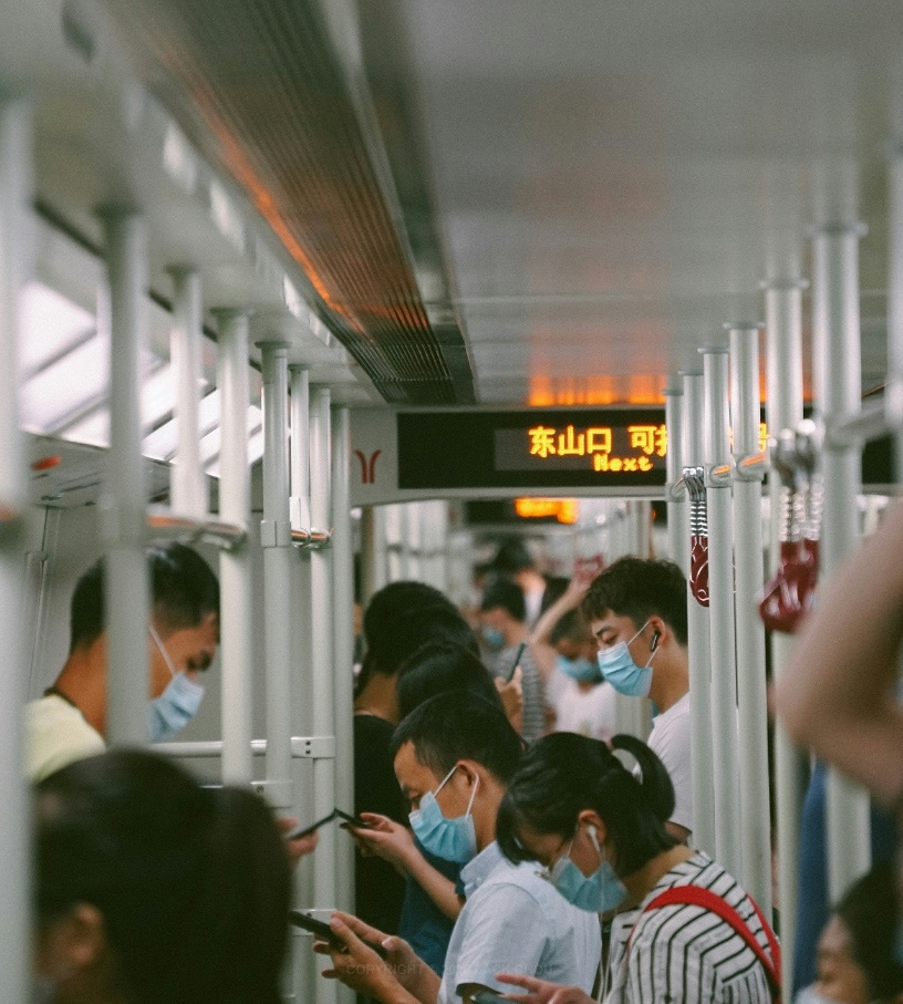 广州地铁一号线里的乘客。(图/Unsplash)