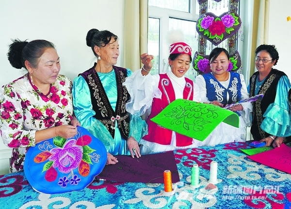 10月22日，沙湾市西戈壁镇十三户村村民在学习刺绣技艺。近年来，该镇采取“党支部+合作社+农户”发展模式，引导农牧民成立民族服饰手工坊、刺绣合作社等经营实体，拓宽增收渠道。兰玲 摄