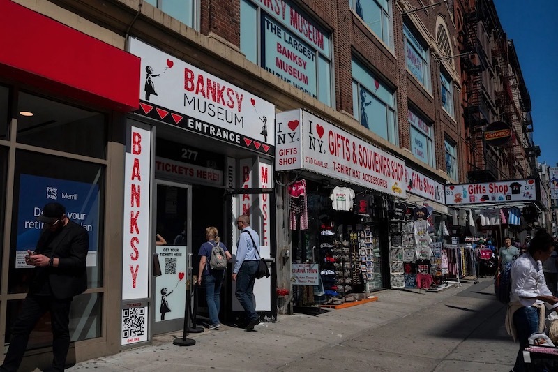 班克斯博物馆入口处的礼品店和街头小贩