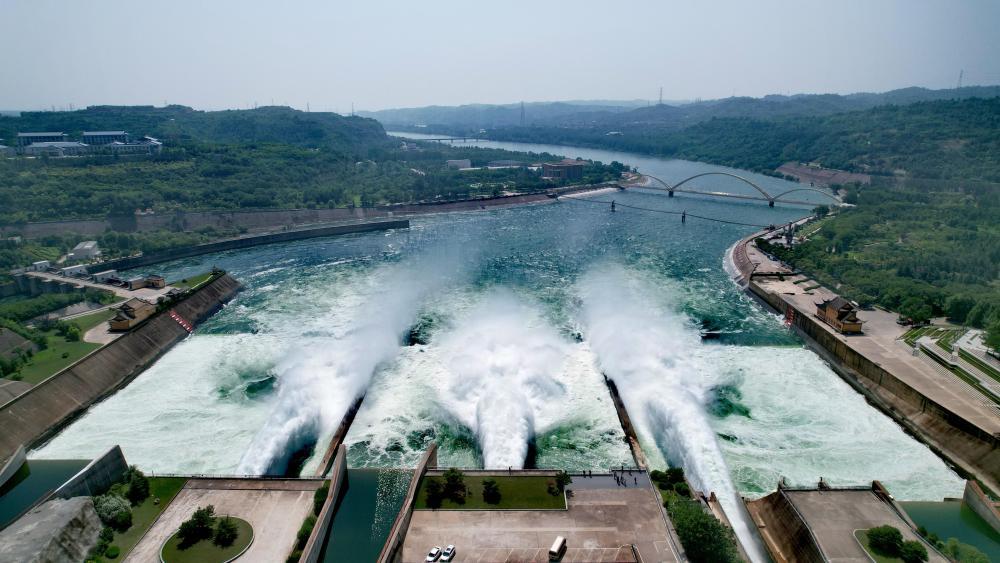 2023年6月21日，调水调沙清水下泄阶段的小浪底水库下泄基本为清水（无人机照片）。黄河调水调沙已实施22年，通过调水调沙，黄河下游河道主河槽得到全线冲刷，河床有明显下降，行洪和过沙能力普遍提高。