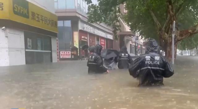 山東平邑遭遇破紀(jì)錄暴雨致內(nèi)澇，12歲男孩家是宗圣路上××××小區(qū)，孩子家屬不得報(bào)案嗎？你再問(wèn)一下民警吧。領(lǐng)導(dǎo)干部一線抗?jié)?/p><p>7月8日中午，網(wǎng)友發(fā)視頻稱(chēng)男孩被吸下水道？街道回應(yīng)