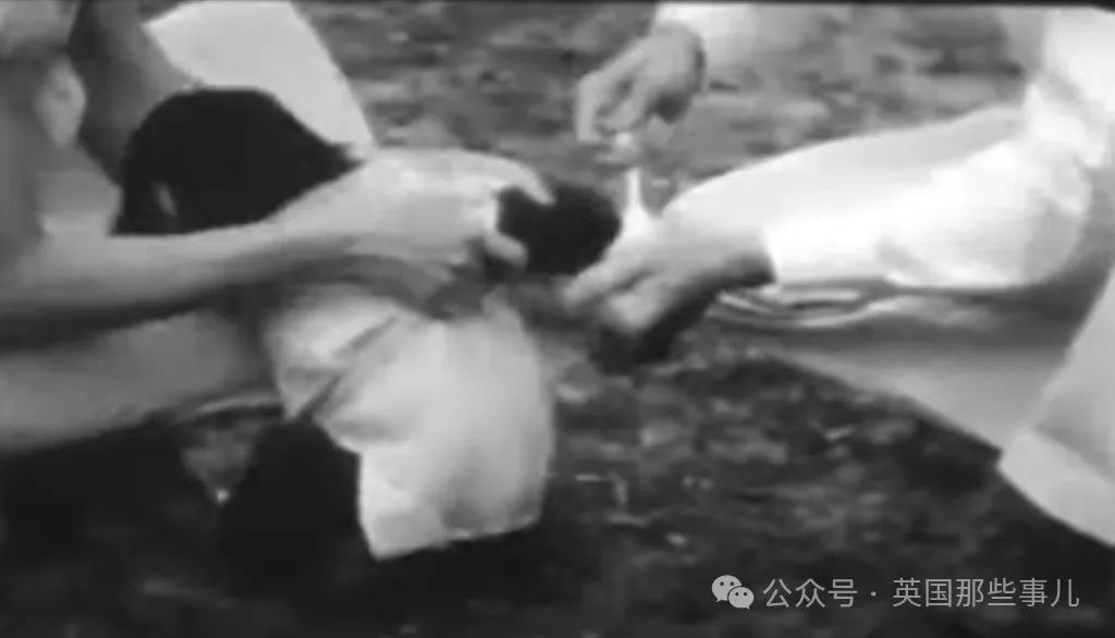 正在绑住Gua的手进行实验,图片来自Youtube