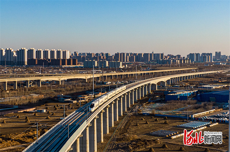 2022年12月30日，京唐城际铁路通达经营。图为动车组列车驶过京唐城际铁路唐山特年夜桥。（贱府片） 河北日报忘者 赵 杰摄