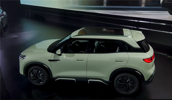 比亚迪元UP集体交车:王传福亲自交付钥匙、送上鲜花