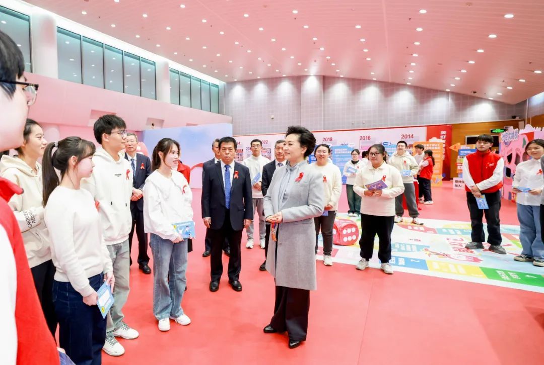 彭丽媛教授与参加校园防艾宣传活动的大学生亲切交流