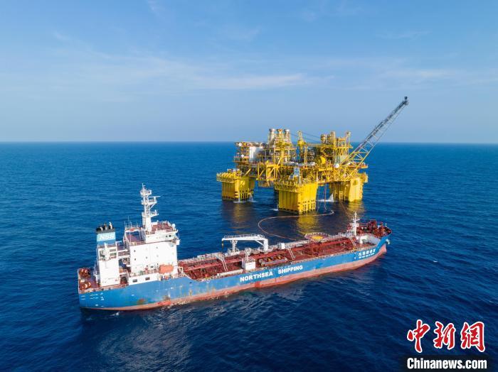 5月2日，中国海油宣布“深海一号”超深水大气田累计产气超80亿立方米。“深海一号”气田24小时不停运转，这是气田正开展凝析油外输作业。　(中国海油 供图)