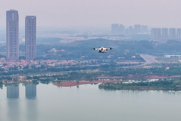 5月7日，一台装有货品的物流无人机在长沙县上空飞行中（无人机照片）。 这是湖南首条常态化低空物流应用航线。新华社记者 陈思汗 摄