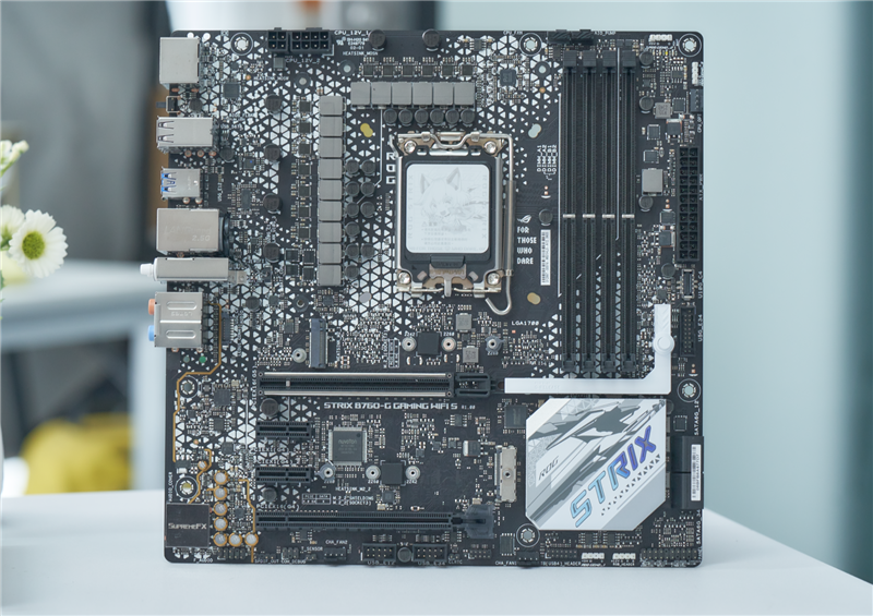 高颜值小板!华硕ROG STRIX B760-G GAMING WIFI S小吹雪评测:稳上8000!