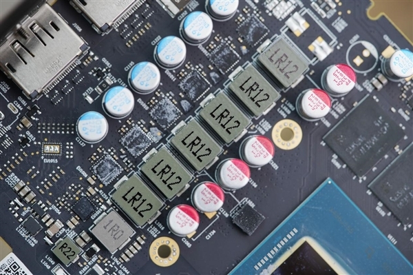 纯白双风扇!傲世追日Intel锐炫B580 OC显卡图赏