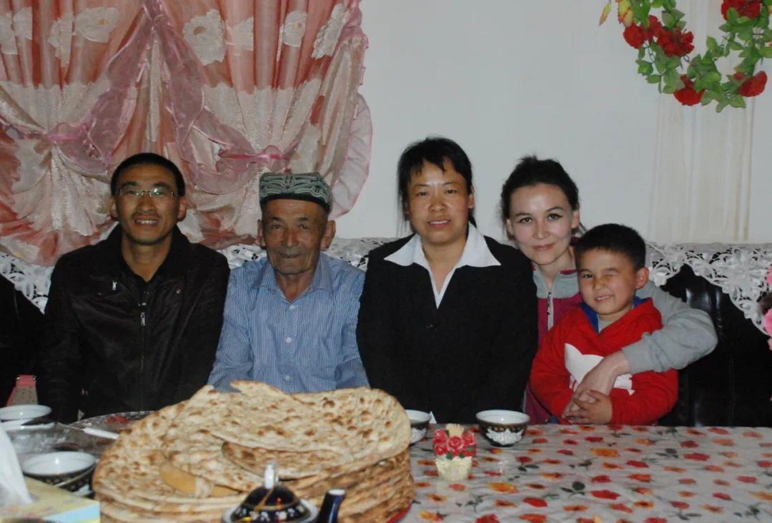 木萨&middot;托合提的两个女儿都是侯朝茹、庞胜利的学生，多年来，他们早已亲如一家