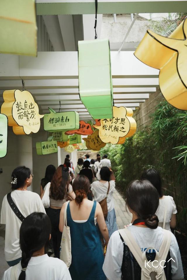 ▲ “谜之自信——永庆坊上元灯会”,邱志杰,2022