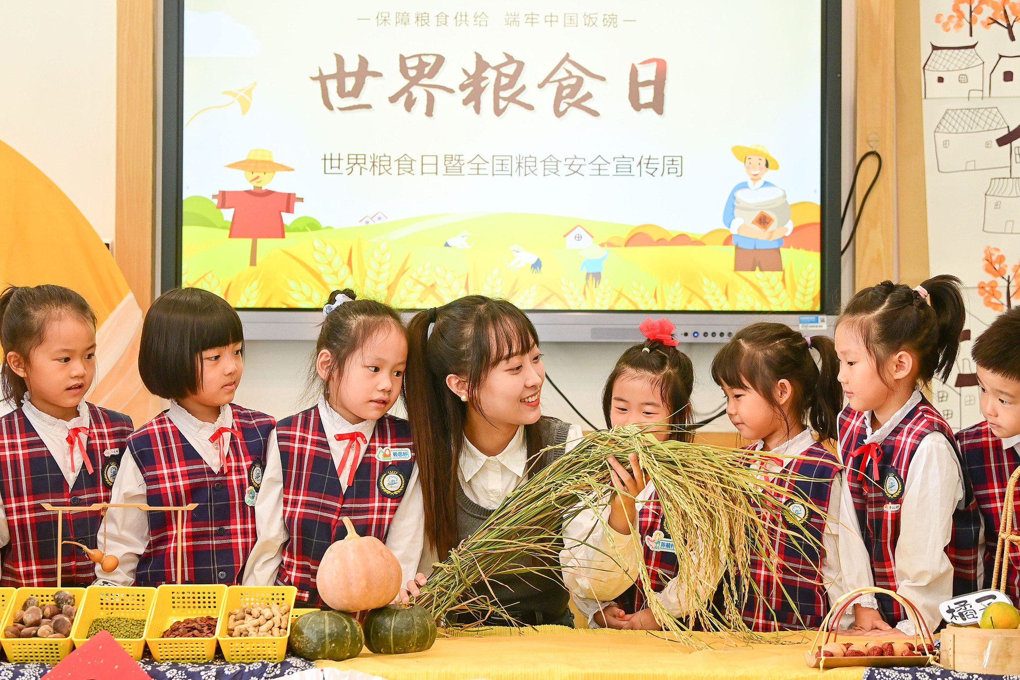 10月16日，江西赣州，老师带领小朋友学习辨识粮食