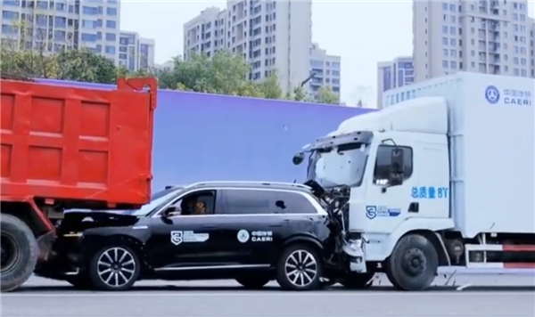问界M9高速上被货车夹击碰撞:车辆几乎报废、人一点事没有