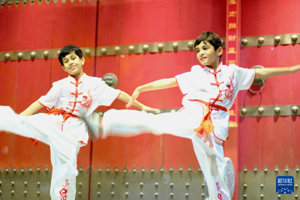 6月11日，在塔吉克斯坦首都杜尚别，爱好中国武术的当地儿童参加塔吉克斯坦民族大学孔子学院的武术表演排练。新华社记者 郑开君 摄