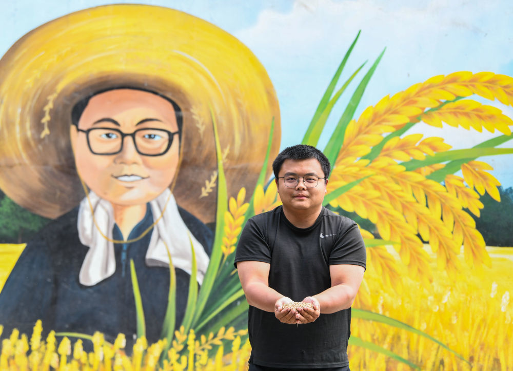 舒星宇在合作社里一面画着他个人形象的主题墙前留影（5月16日摄）。