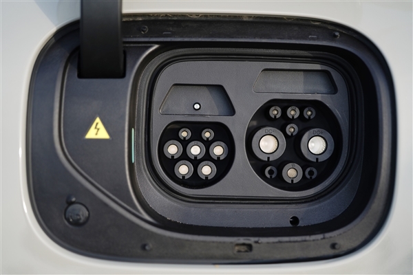 这颜值一眼种草!小米SU7雅灰图赏