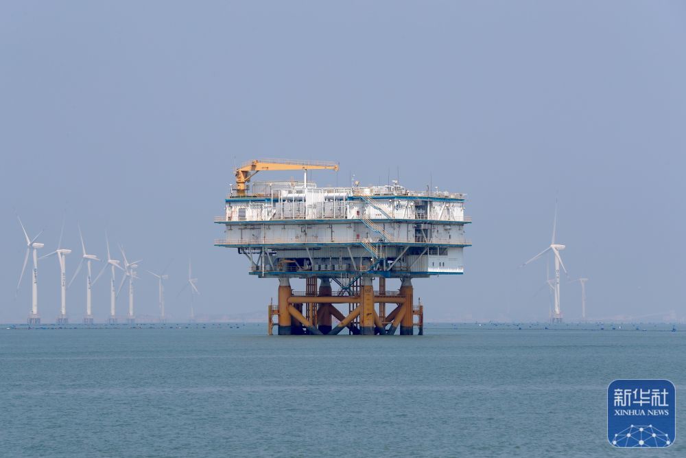 ↑这是8月8日拍摄的三峡福清兴化湾海上风电场海上升压站。福建三峡海上风电国际产业园自主生产的部分海上风电机组在这个风电场装机投产。