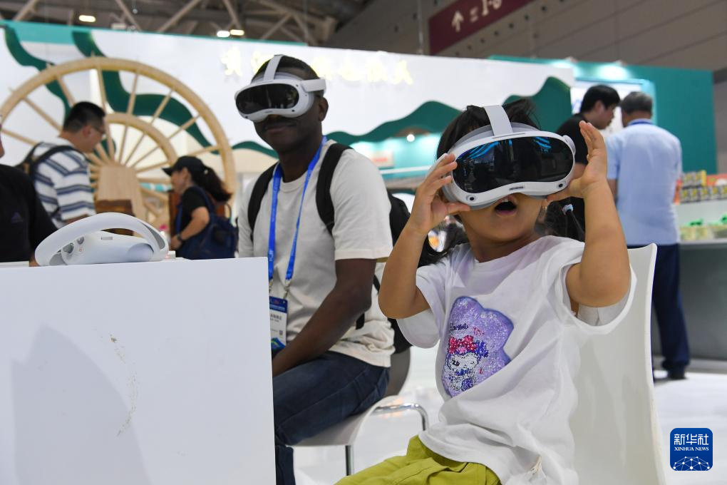 观众在文博会甘肃馆体验VR观影（5月23日摄）。