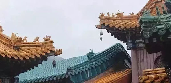 图为忻州五台山上的脊兽，垂脊最末端为骑凤仙人。
