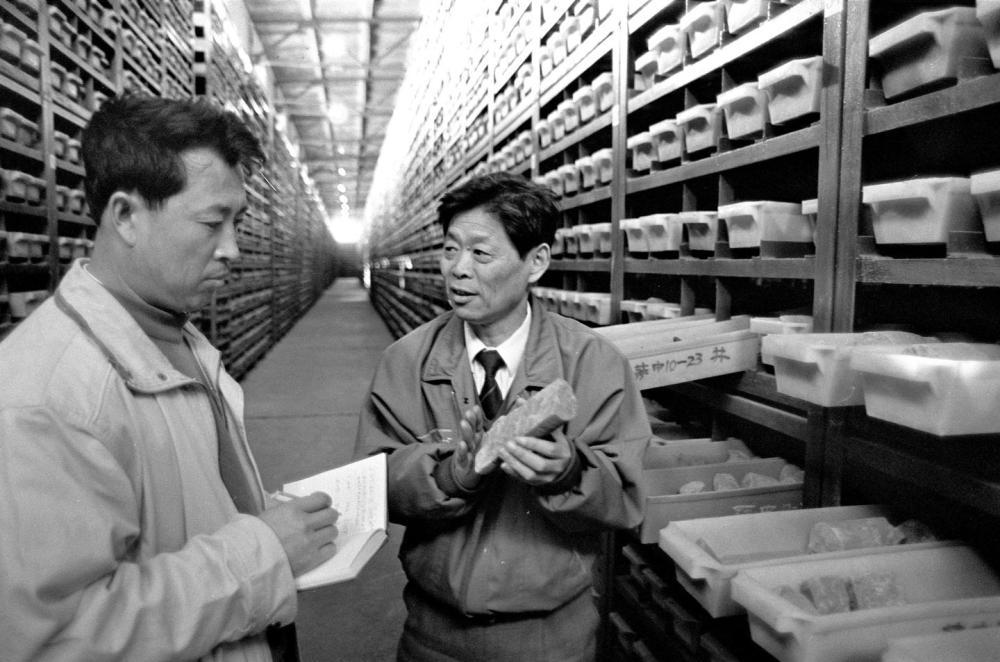 1997年，王启民（右）带领科研人员大胆探索研究开采低渗透层和薄层的方案。