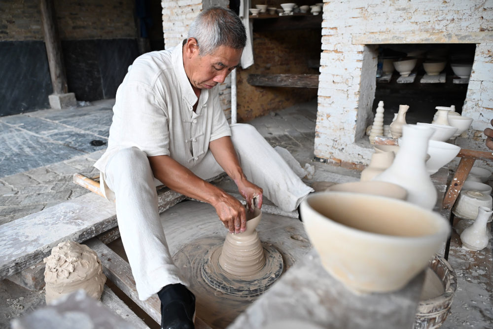 非物质文化遗产传承人宗鸿新在拉坯。新华社记者 隋尚君 摄