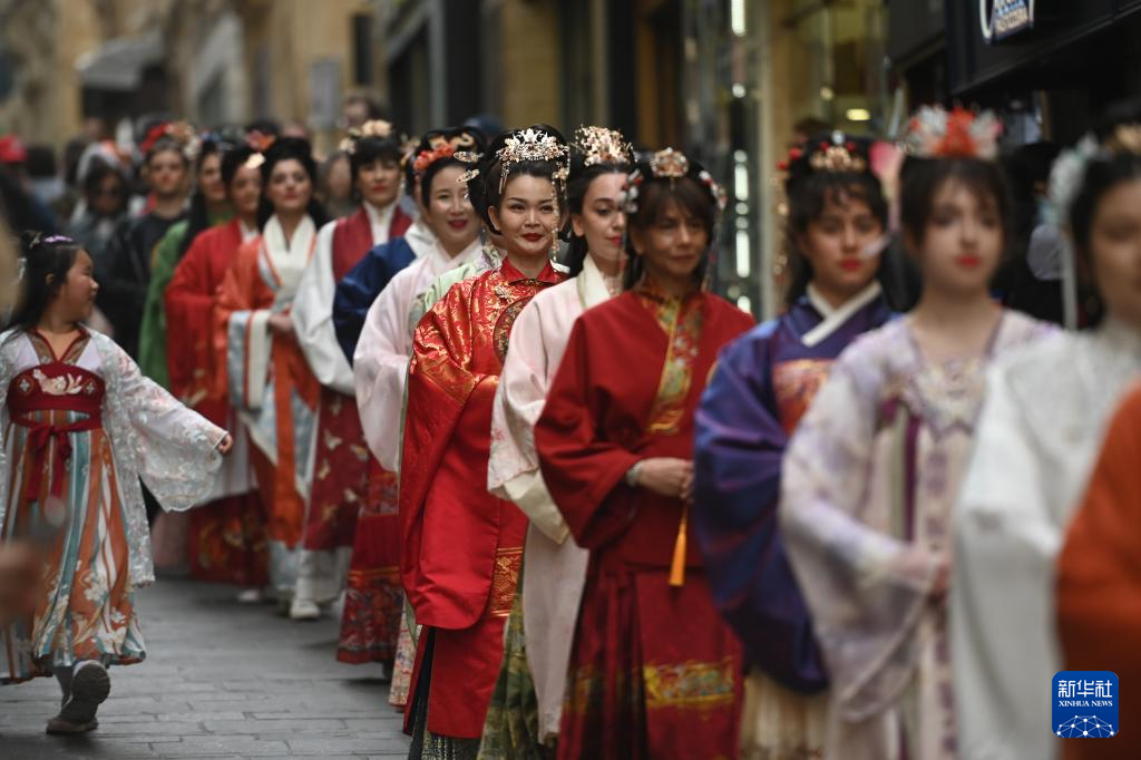 2月17日,汉服爱好者们在马耳他瓦莱塔参加“汉服秀”。新华社发(乔纳森·博格摄)