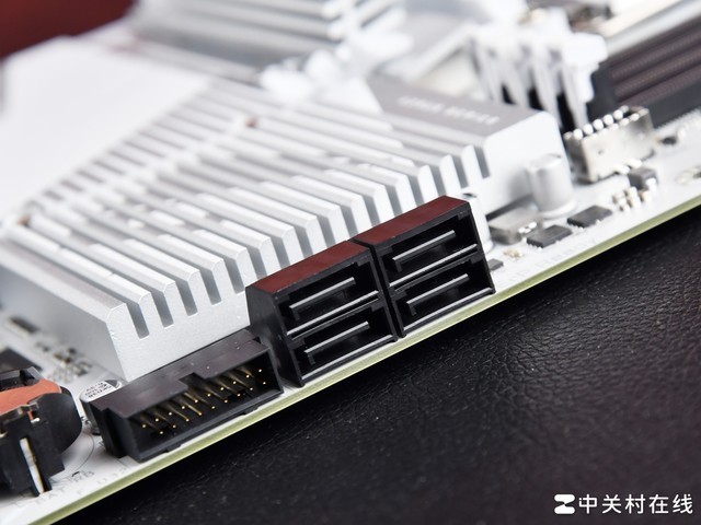 轻松超频锐龙7 8700G 技嘉B650E冰雕X主板评测