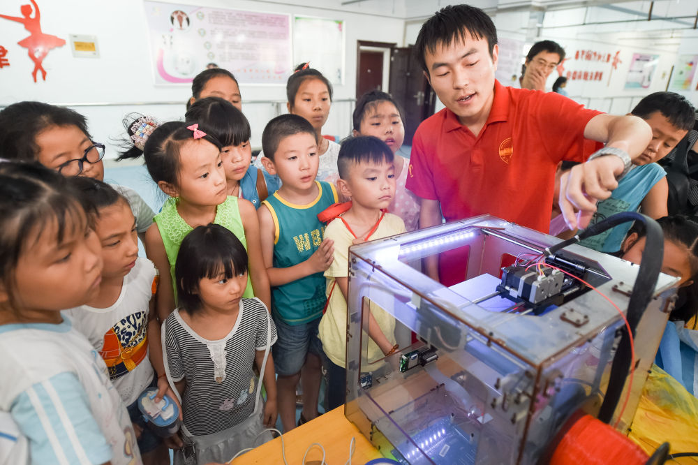 2015年7月15日,来自合肥工业大学电气与自动化工程学院的大学生志愿者走进合肥市常青街道淝南社区,为小朋友们开设科技小课堂。