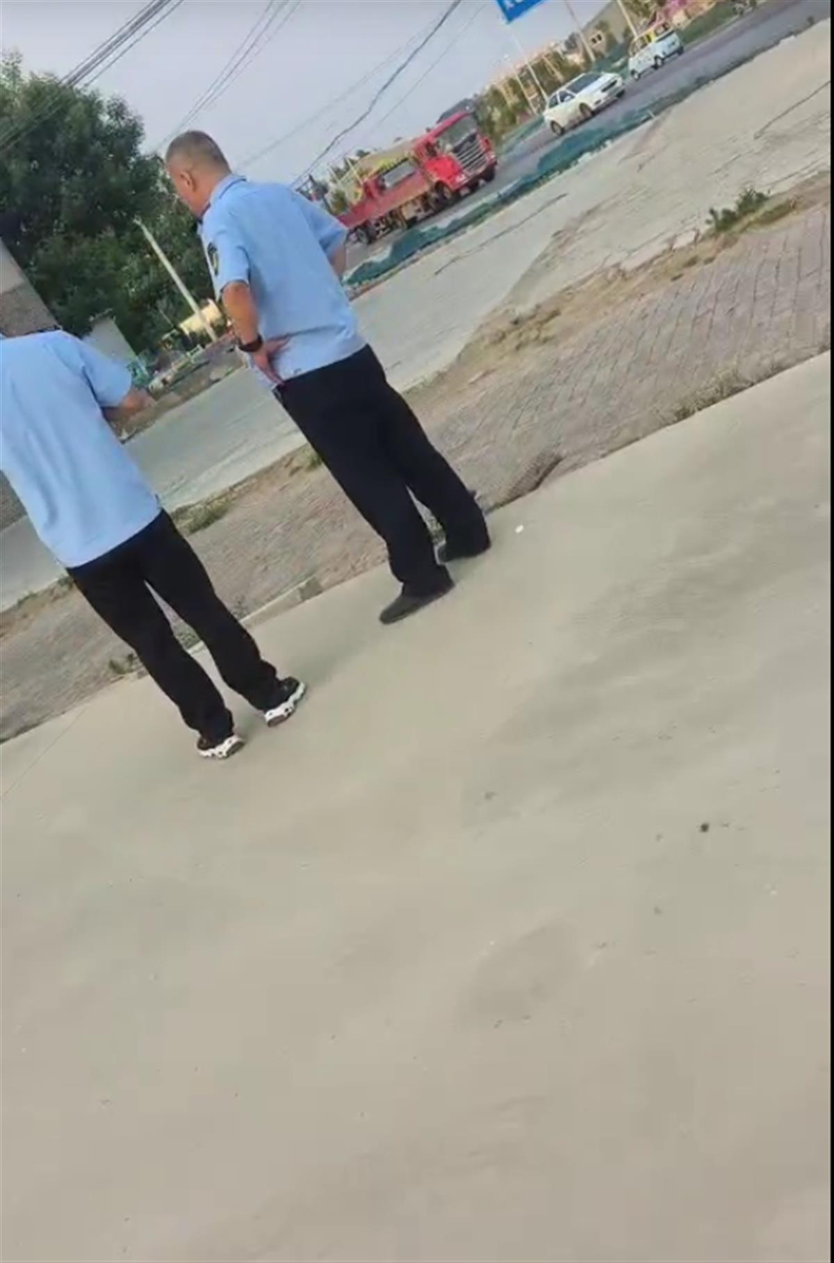 冲突现场视频中出现的执法人员（受访者提供）