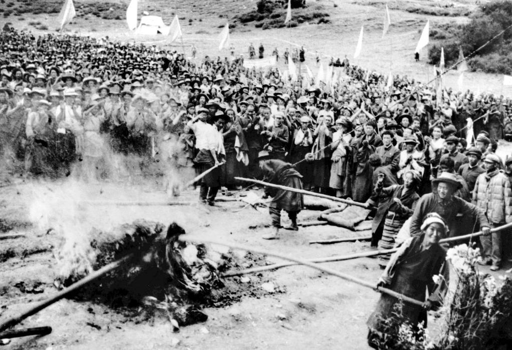 1959年8月，西藏墨竹工卡县的翻身农奴们兴高采烈地焚烧三大领主的剥削文契。新华社发